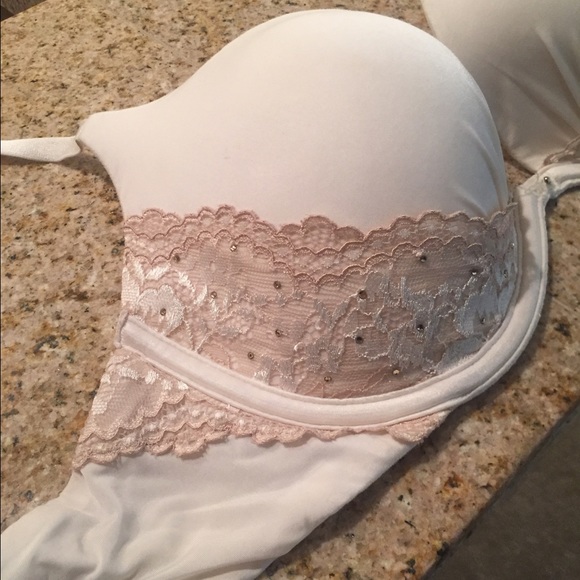 32D Victoria's Secret bra - Picture 1 of 4