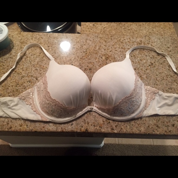 32D Victoria's Secret bra - Picture 2 of 4