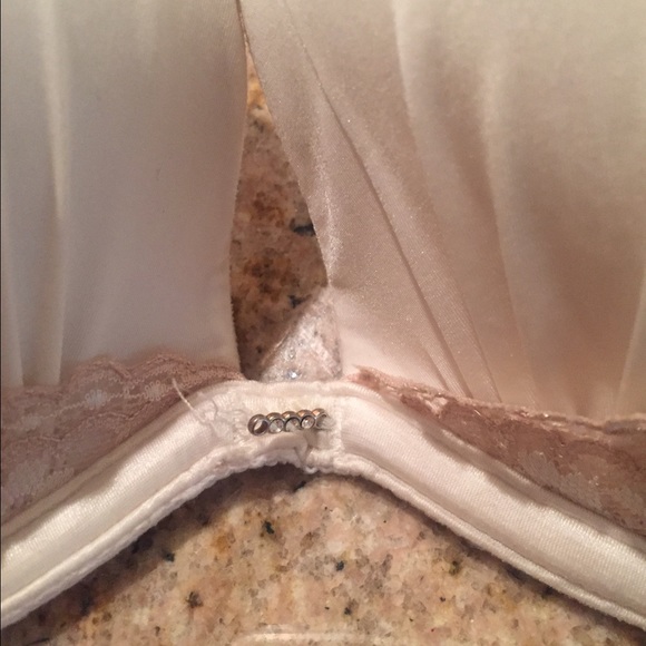 32D Victoria's Secret bra - Picture 3 of 4