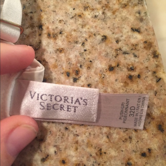 32D Victoria's Secret bra - Picture 4 of 4