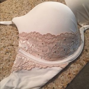 32D Victoria's Secret bra