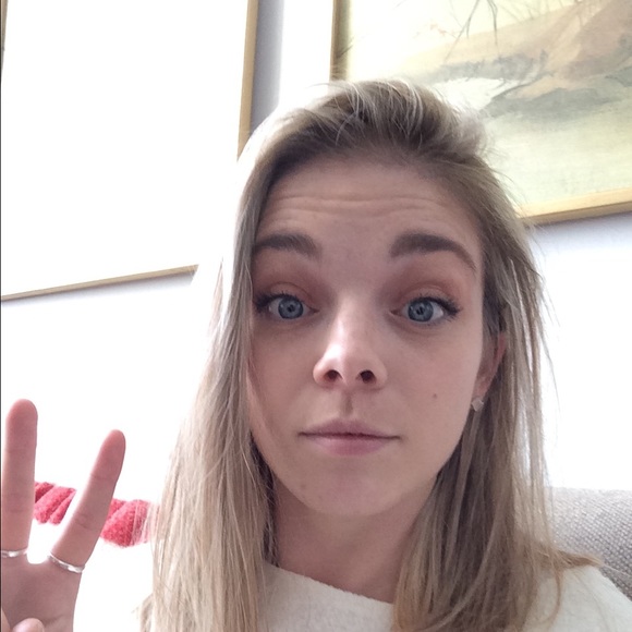 Meet your Posher, Emily - Picture 2 of 3