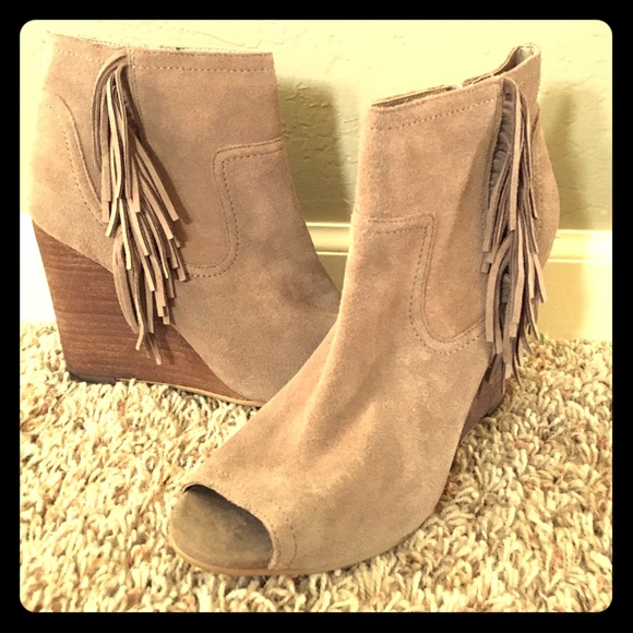 9 women’s Abound suede booties