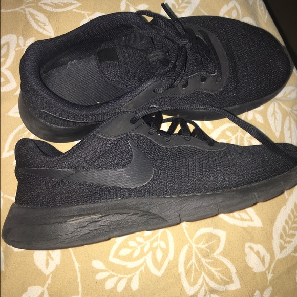 black nike tanjun