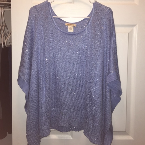 Blouse with winged sleeves