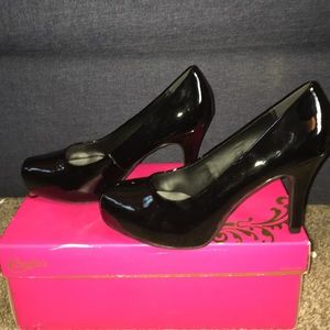 Never worn, Black, Patent Pumps