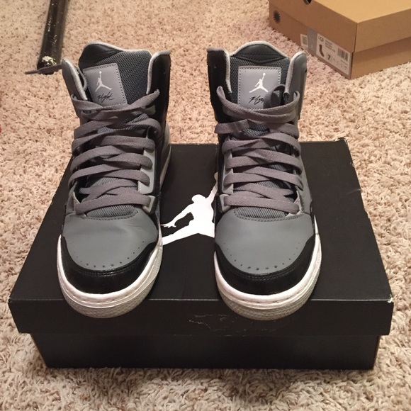 Like new Jordan's high top tennis shoes