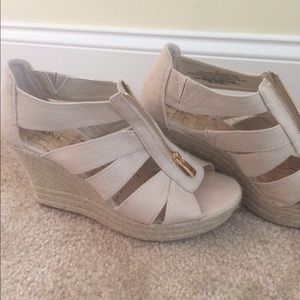 Linen style, platform heels