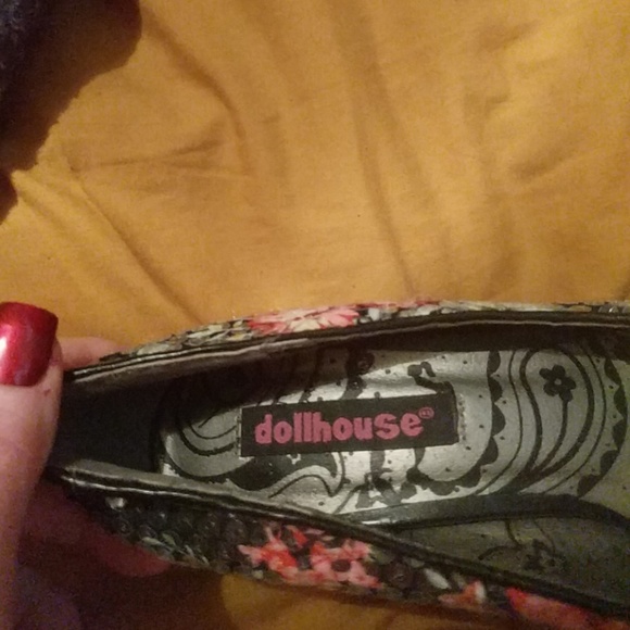 Heels - Picture 2 of 3