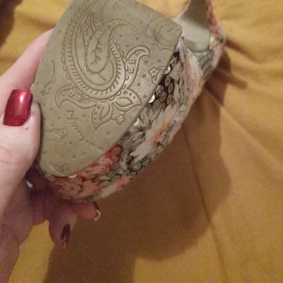 Heels - Picture 3 of 3