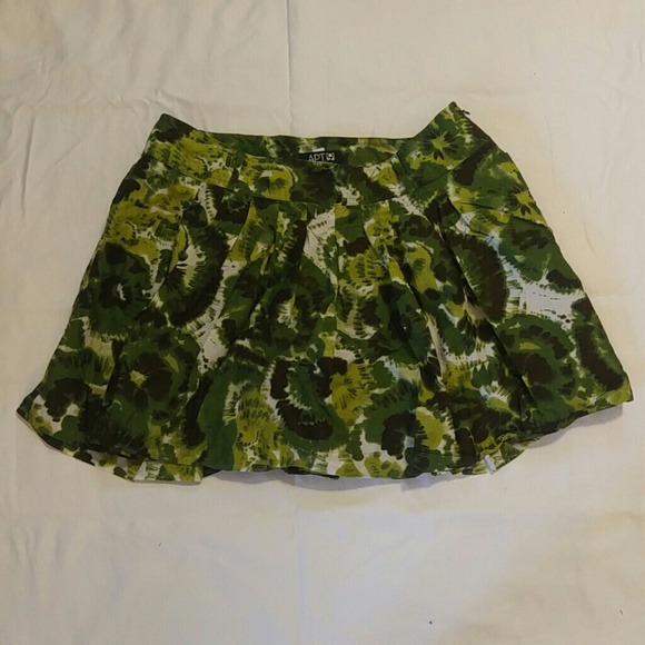 POCKETS! Green patterned flared skirt