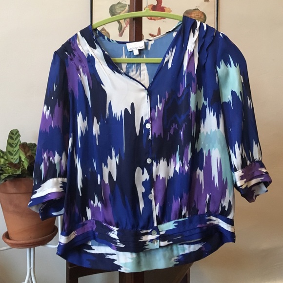 Patterned half-sleeve top.