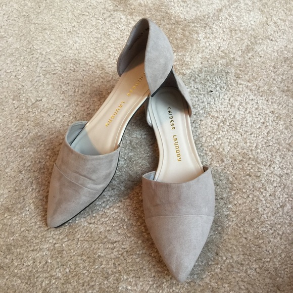 NWOT Chinese Laundry Taupe flats.