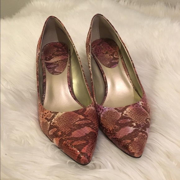 Warm hued reptile skin pointy toe heels - Picture 1 of 2