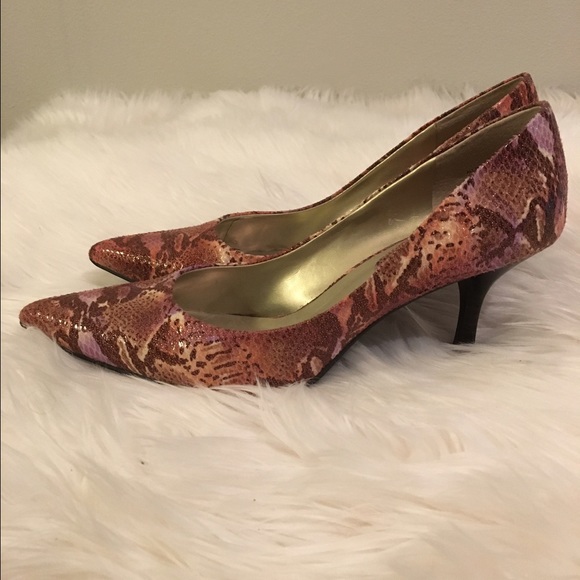 Warm hued reptile skin pointy toe heels - Picture 2 of 2