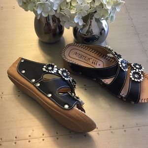 NWOT-Comfy Flower Sandals