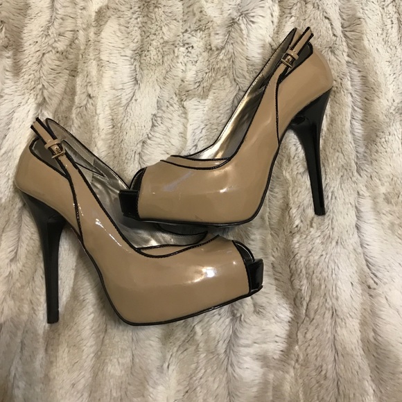GUESS Black and Tan heels - Picture 1 of 4