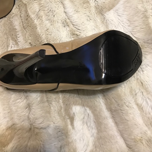GUESS Black and Tan heels - Picture 2 of 4