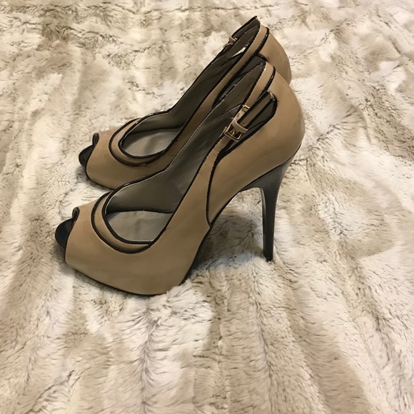 GUESS Black and Tan heels - Picture 4 of 4