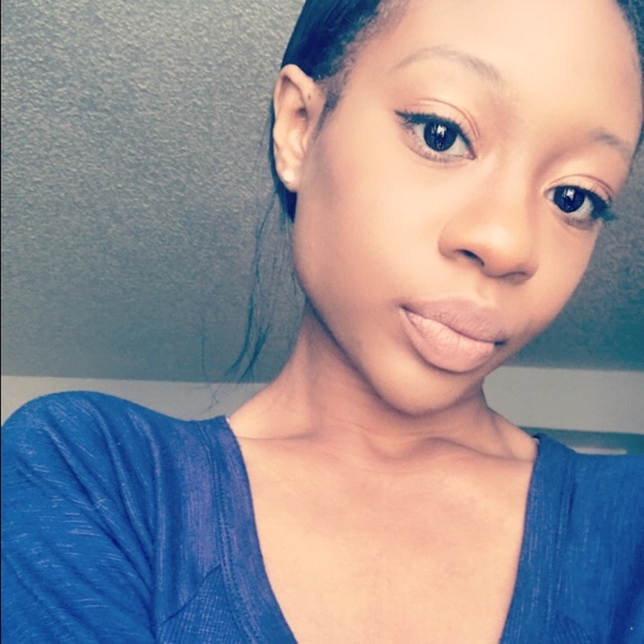 Meet your Posher, Alexis - Picture 3 of 3