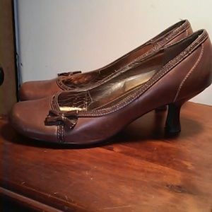 Steve Madden size 8 brown leather kitten pumps