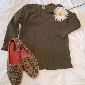 🔹Olive Green V-Neck🔹