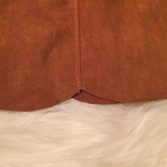 Camel color mini skirt - Picture 2 of 2