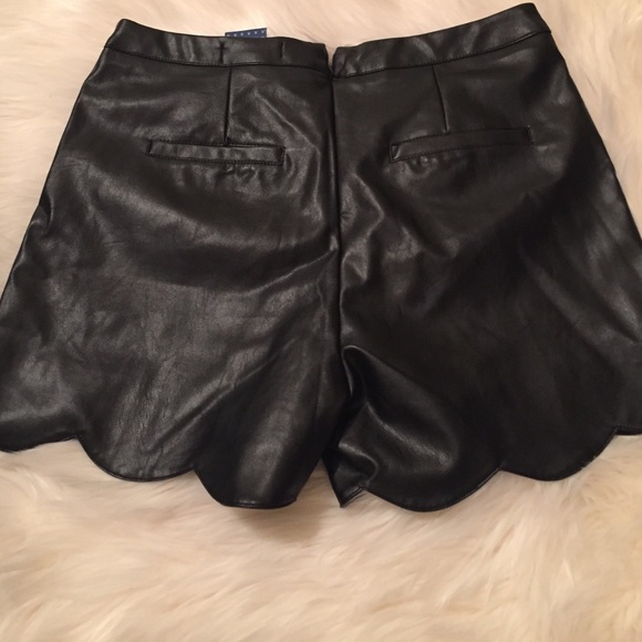 Black leather shorts - Picture 2 of 2
