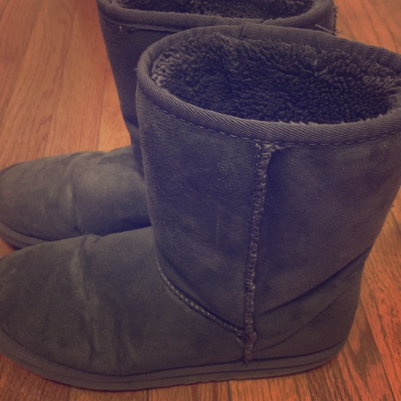 A pair of short gray uggs