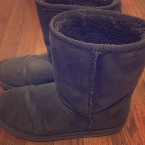 A pair of short gray uggs