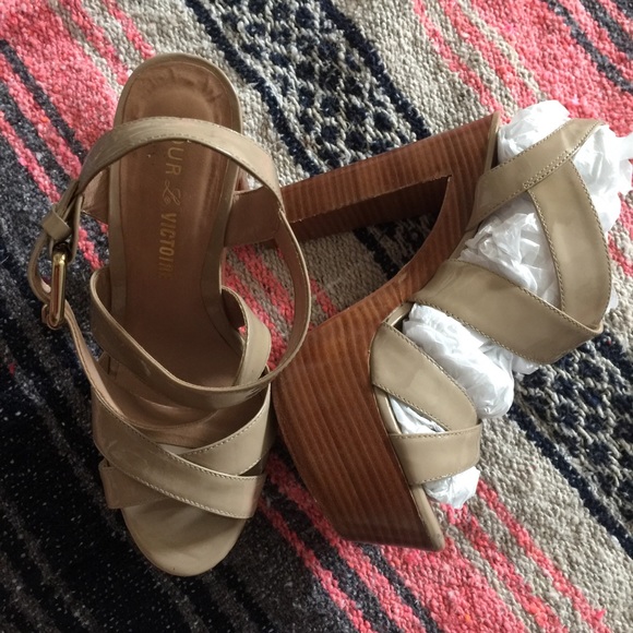 Pour la Victorie Beige Platform Heels