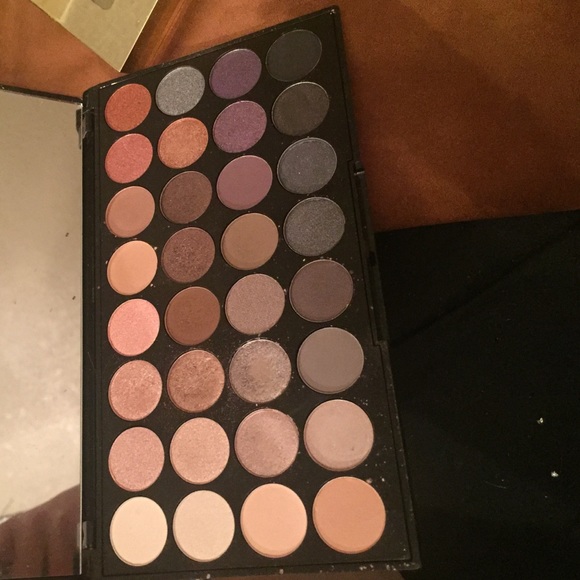 Revolution ultra eyeshadow palette - Picture 1 of 3