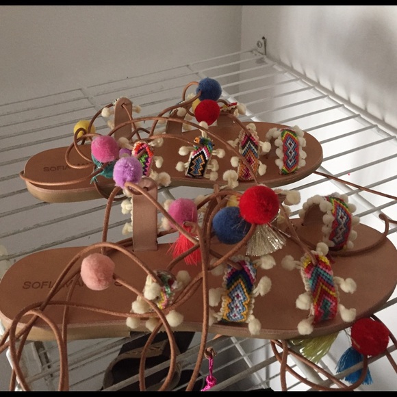 Sofia Manta Pom Pom sandals