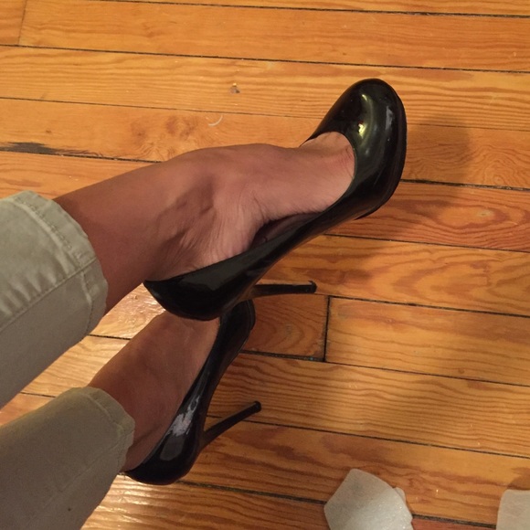 Patent Leather black round toe pumps