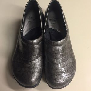 NURSE MATES CROC PRINT