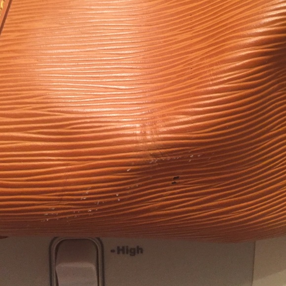 Louis Vuitton - Picture 2 of 4