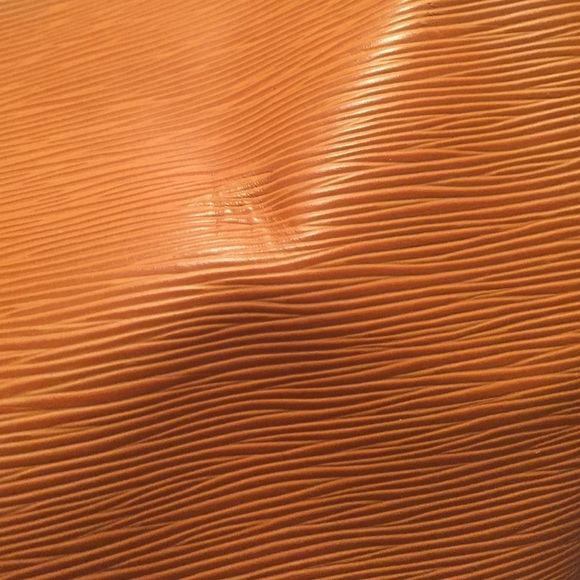 Louis Vuitton - Picture 3 of 4