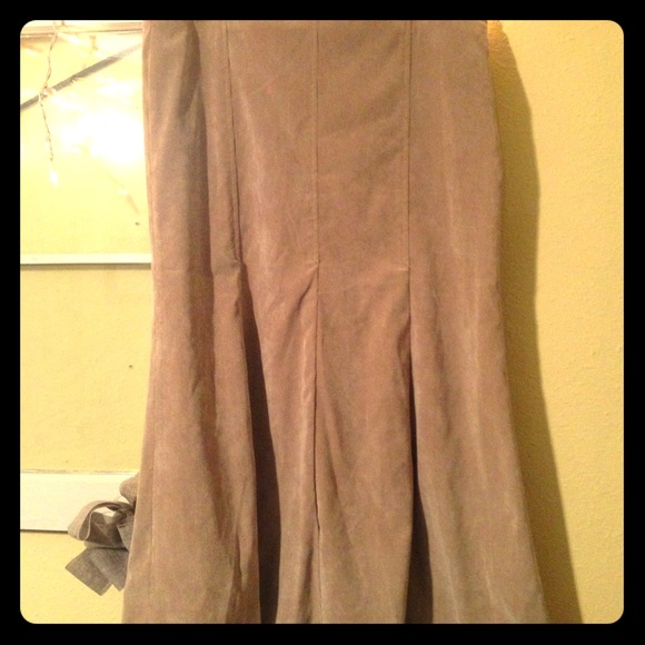 Adorable mid length skirt! GREAT with boots.
