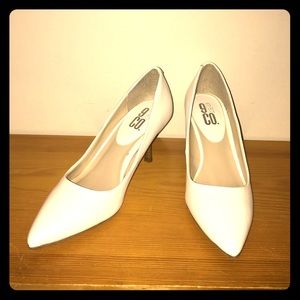 9&Co. Kendri White Leather Pumps