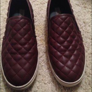 Steve Madden maroon slips ons sz 9.5