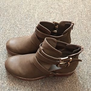 7.5 brown buckle booties