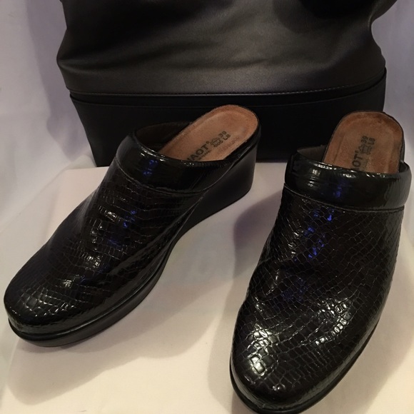 Naot Black patent leather Clog