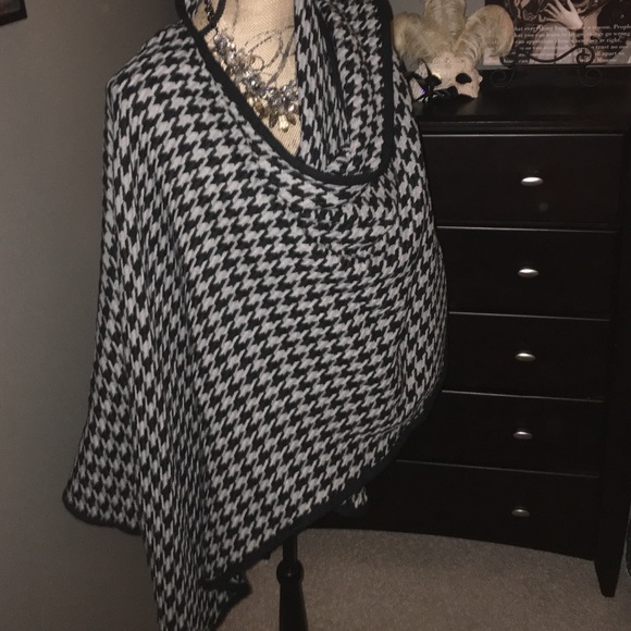 Houndstooth black and grey sweater cape