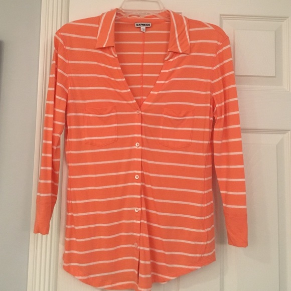 Lightweight, casual 3/4 length button down top