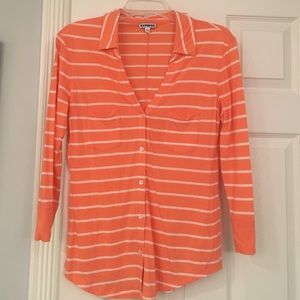 Lightweight, casual 3/4 length button down top