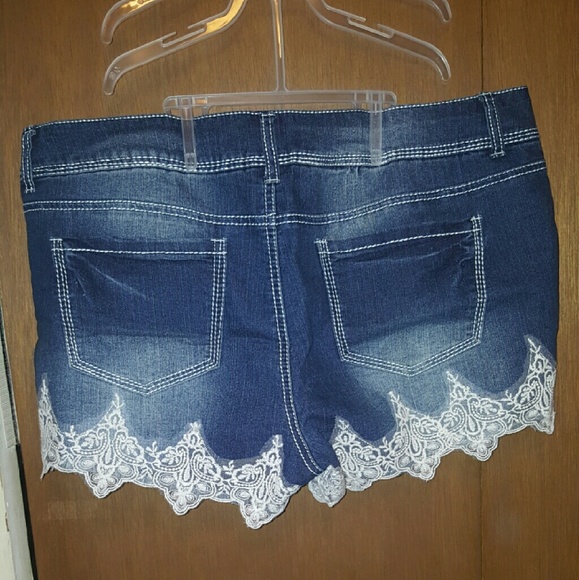 Shorts with Lace trim - Picture 2 of 3