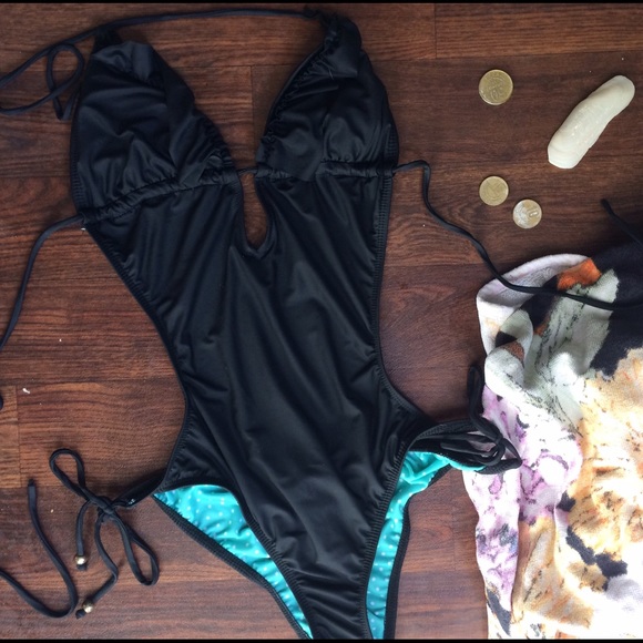 One piece GUESS cut out monokini