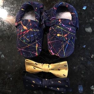 ⭐️SALE⭐️Navy splatter moccs (12-18M) & 2 bow ties
