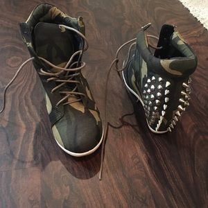 Camo shoe, worn once