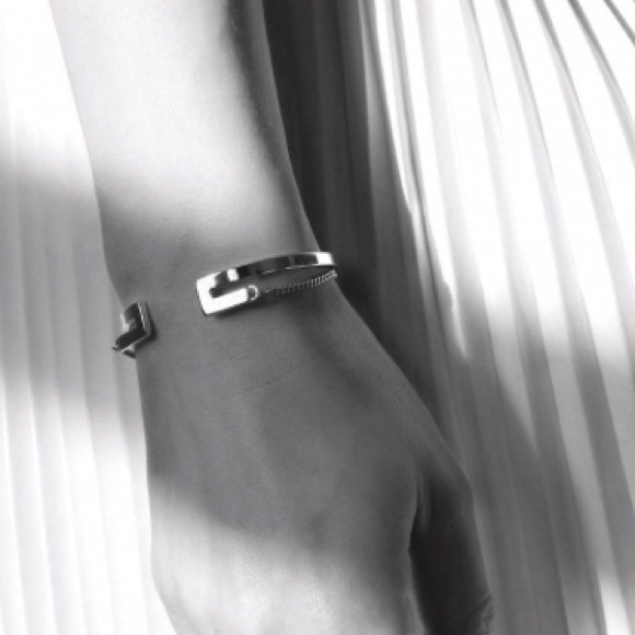 Jenny Bird Gold Mia Cuff. - Picture 2 of 4